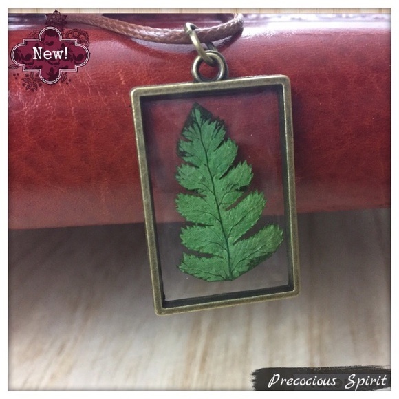 Jewelry - Real pressed fern green plant flower glass pendant